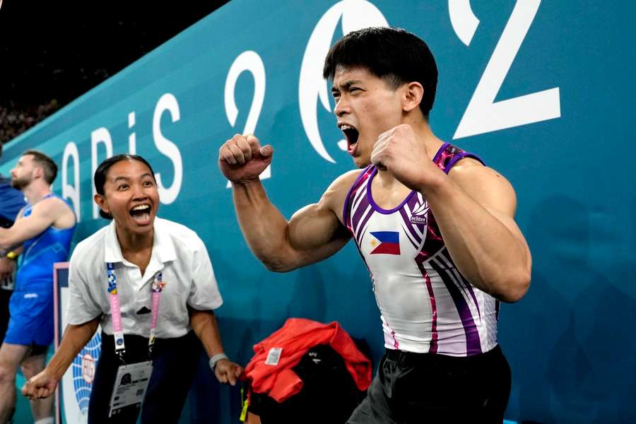 Carlos Edriel Yulo viert het winnen van de gouden medaille