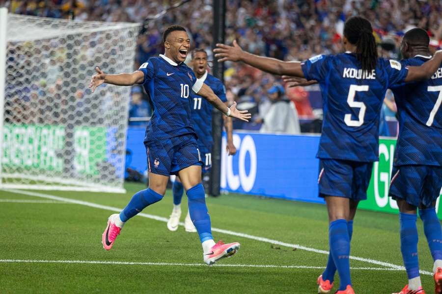 Mbappe și coechipierii din echipa Franței sărbătoresc un gol Mbappe și coechipierii din echipa Franței sărbătoresc un gol