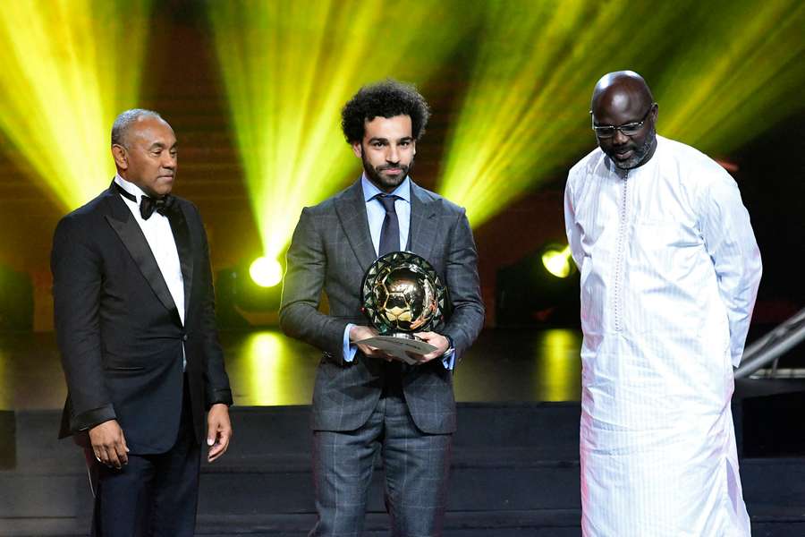 Mohamed Salah ontving de prijs voor Afrikaans voetballer van het jaar in bijzijn van George Weah in 2018