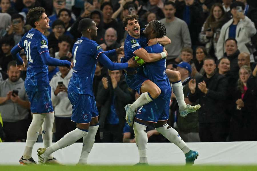 Pedro Neto sărbătorește deschiderea scorului de 2-0 pentru Chelsea la scurt timp după pauză