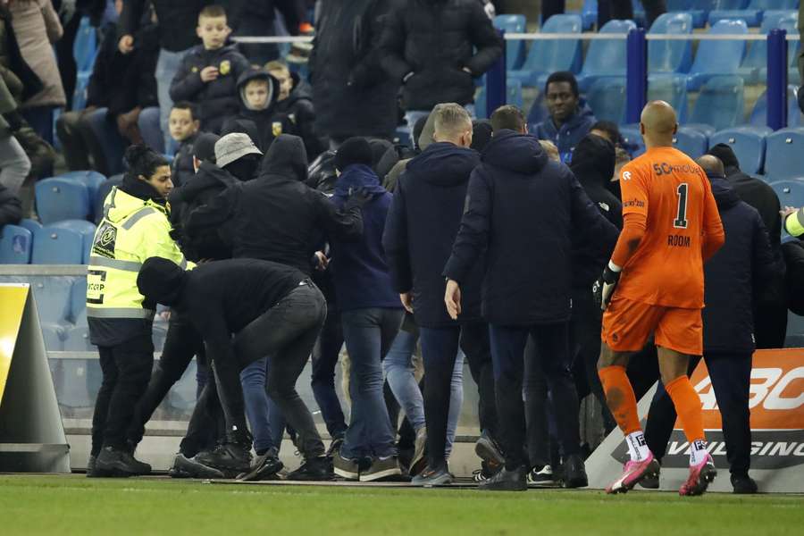 Hooligans langs de kant van het veld