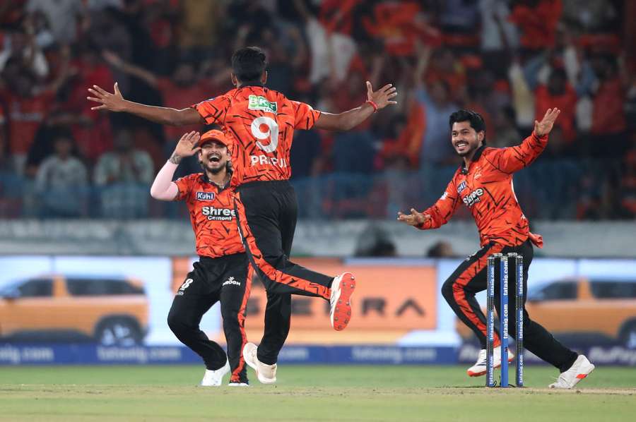 Hinge celebrates with teammates