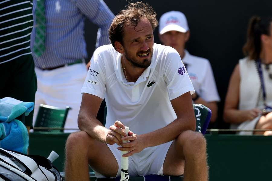 Medveděv opouští Wimbledon hned po prvním zápase.
