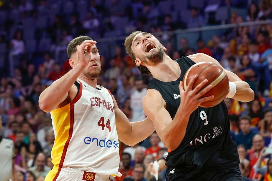 Franz Wagner (r.) auf dem Weg zum Korb im Testspiel gegen Spanien.