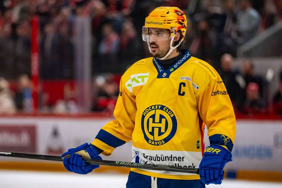 Matěj Stránský s kapitánským céčkem Davosu.