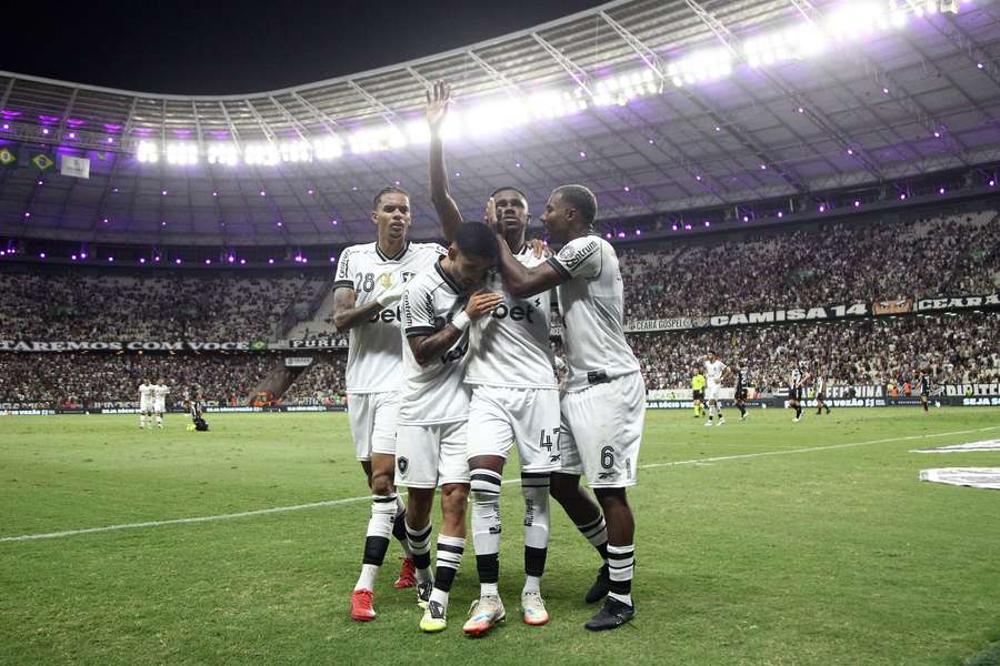 Jeffinho fez o gol que selou a vitória do Botafogo por 2 a 0 Jeffinho fez o gol que selou a vitória do Botafogo por 2 a 0