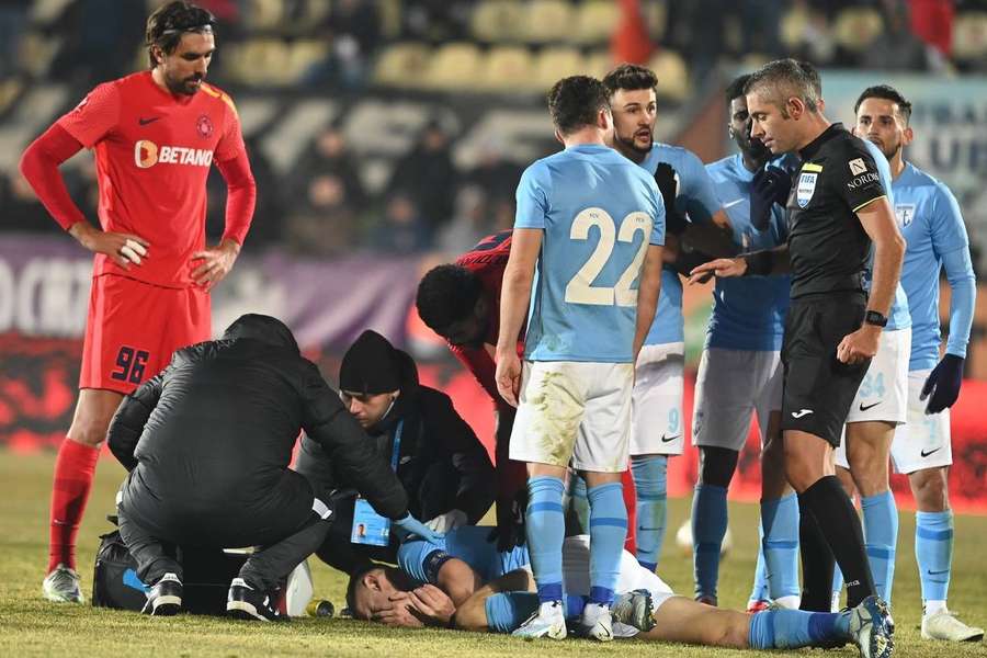 Igor Armaș a avut nevoie de intervenția medicilor după faultul dur comis de Malcom Edjouma în FC Voluntari - FCSB;