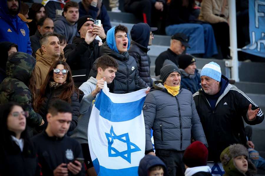 Israelske fans har andet at tænke på i disse dage end fodboldkampe, og nu er Israels landskamp mod Schweiz da også blevet udsat.