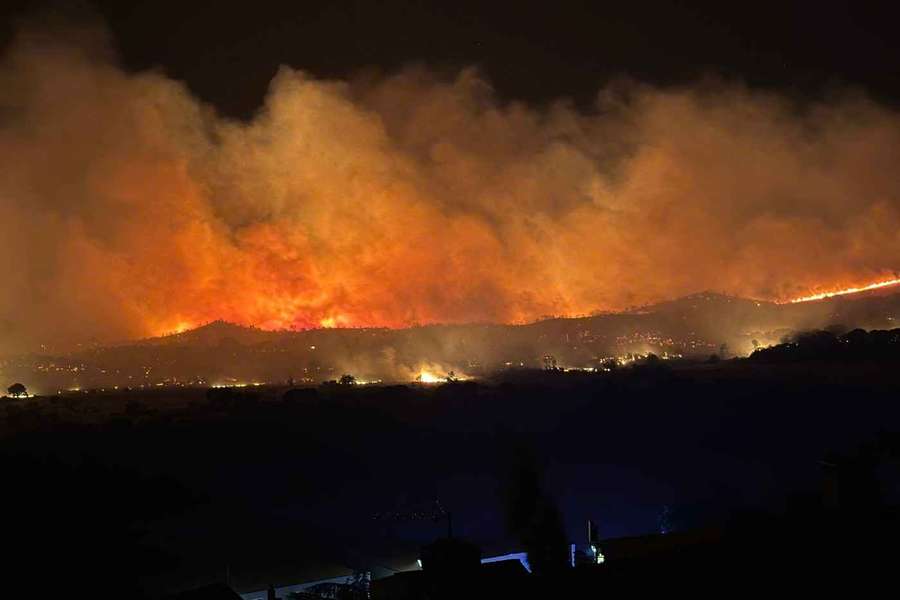 Im Süden Frankreichs kämpfen Feuerwehrkräfte gegen einen Waldbrand Im Süden Frankreichs kämpfen Feuerwehrkräfte gegen einen Waldbrand