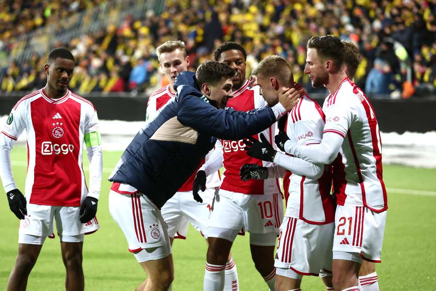 Opluchting en blijdschap bij Ajax na de 1-2 in verlenging