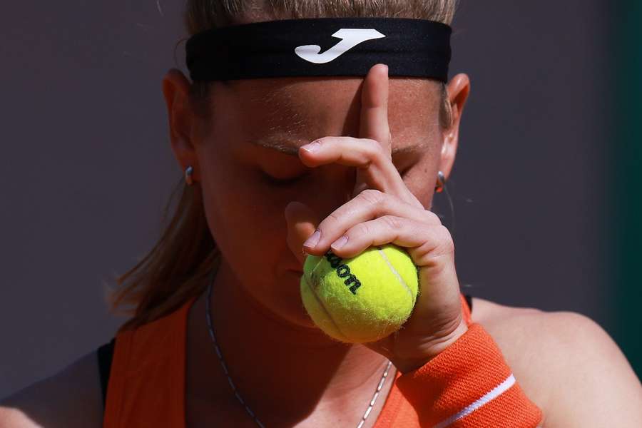Marie Bouzková skončila na French Open na raketě Číňanky Xinyu Wang.