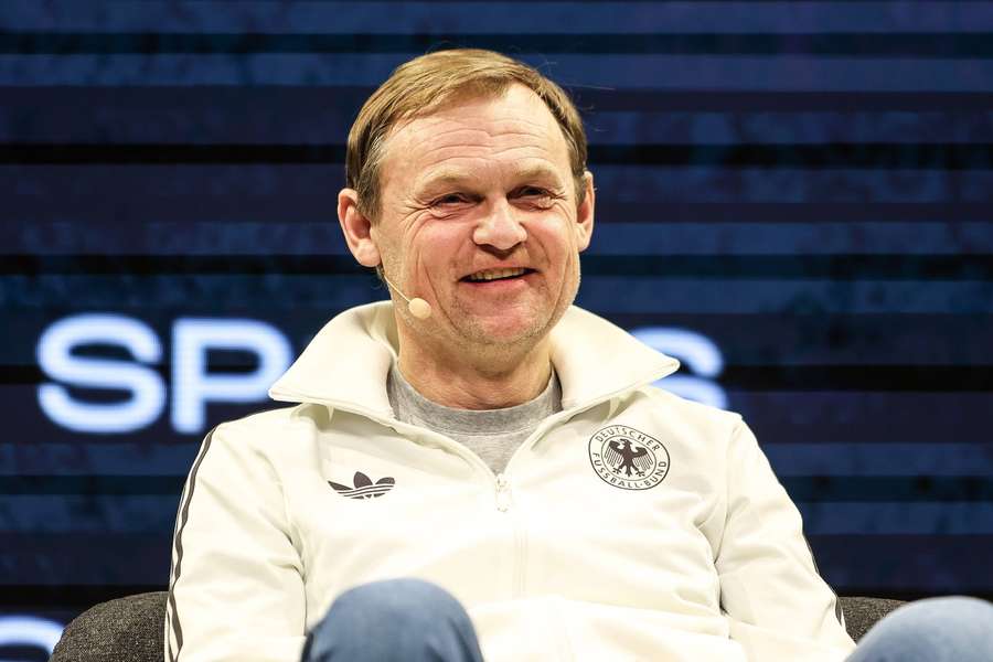 Adidas CEO Bjørn Gulden met een jasje van het Duitse nationale team