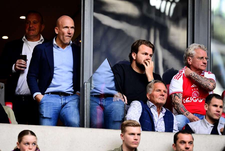 Alex Kroes kijkt toe tijdens de wedstrijd tussen Ajax en FC Twente