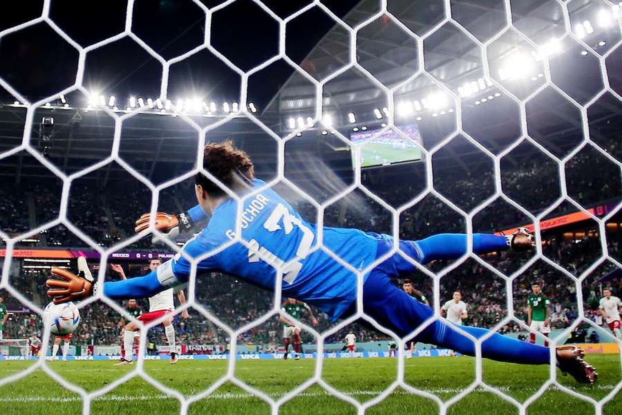 Ochoa denies Lewandowski from the spot