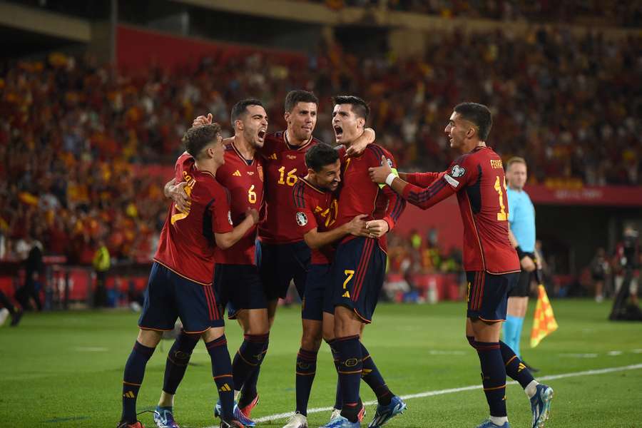 Jogadores da Espanha comemoram gol marcado por Álvaro Morata