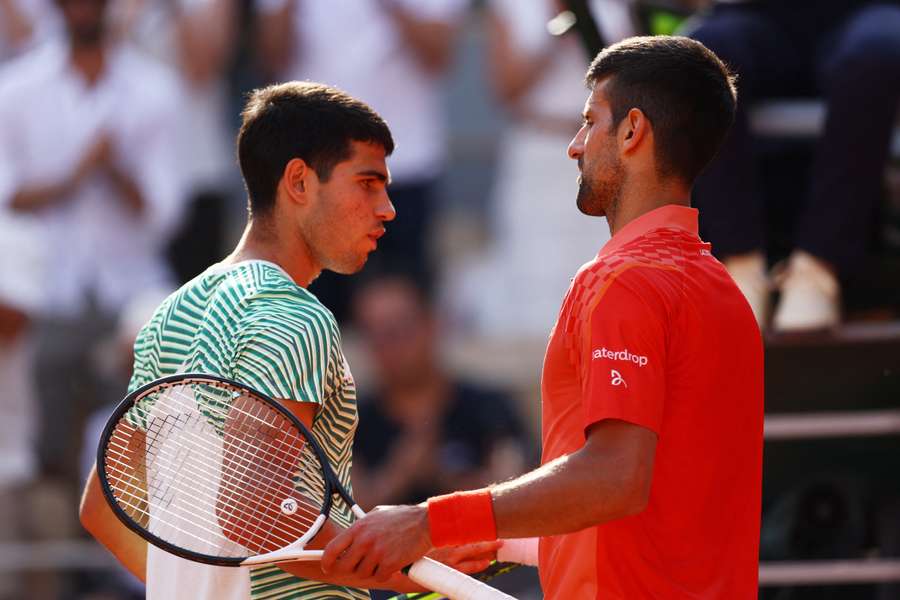 Novak Djokovic consola Carlos Alcaraz no final do jogo