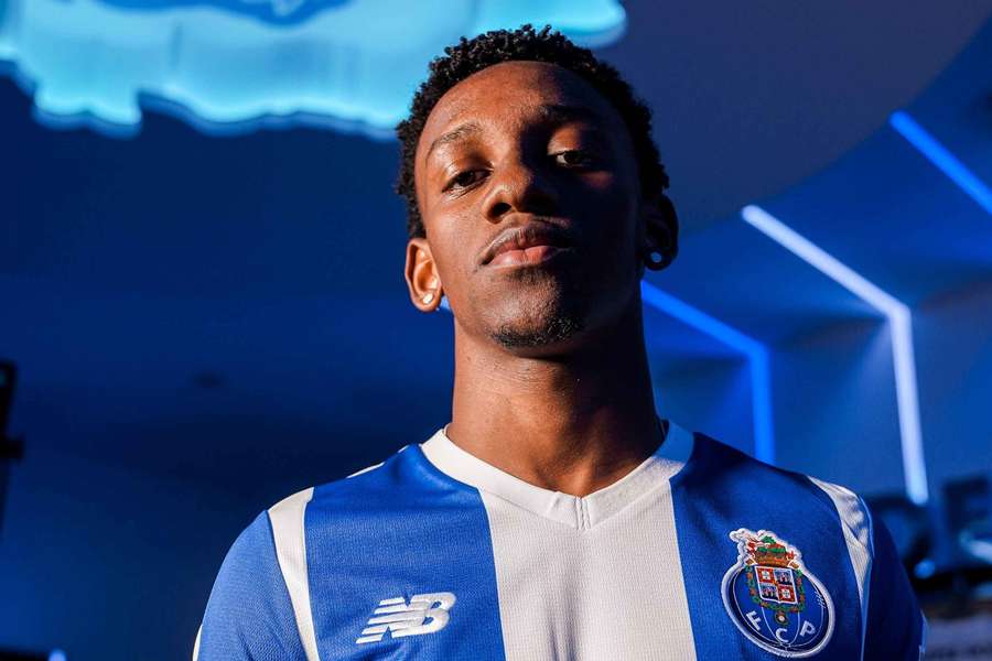 Mec zaprezentowany w FC Porto Mec zaprezentowany w FC Porto