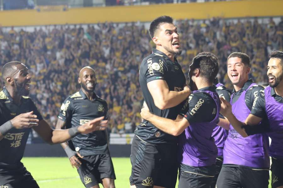 Wilker Ángel fez o segundo do Criciúma sobre o Galo