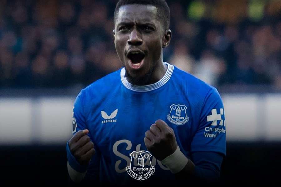 Gueye "proud" signing new Everton contract