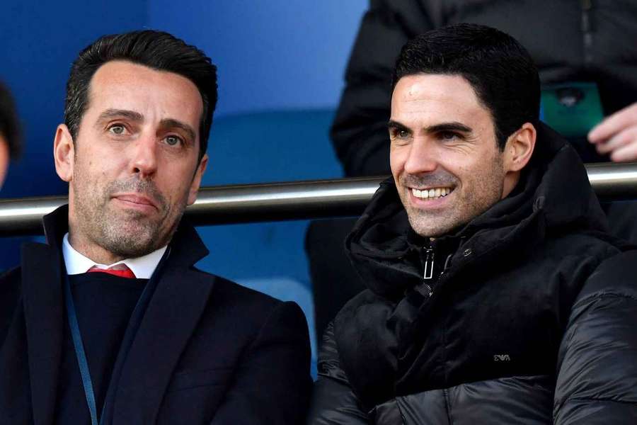 Arsenal-manager Mikel Arteta (R) og teknisk direktør Edu