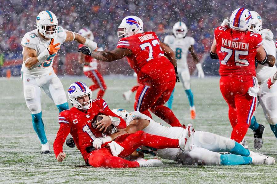 Buffalo Bills quarterback Josh Allen (17) krijgt een sack tegen tegen de Dolphins in de wedstrijd van vier weken geleden