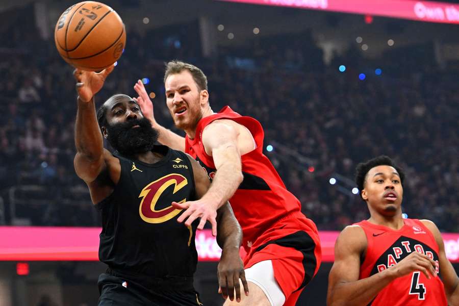 Jakob Pöltl im Duell mit Clevelands James Harden