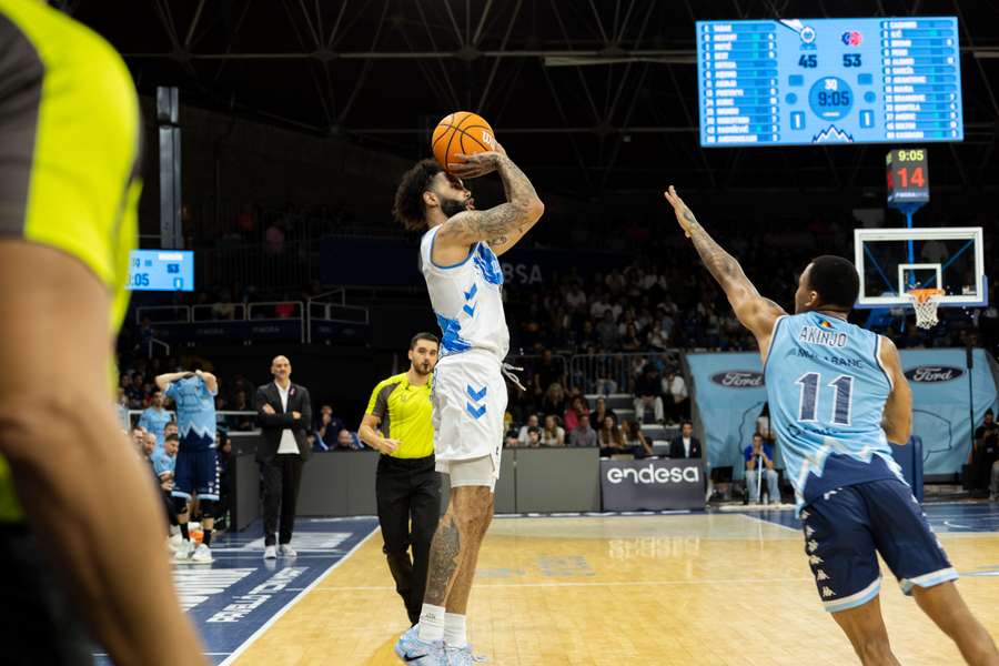 Tevin Brown intenta un triple ante el Andorra Tevin Brown intenta un triple ante el Andorra