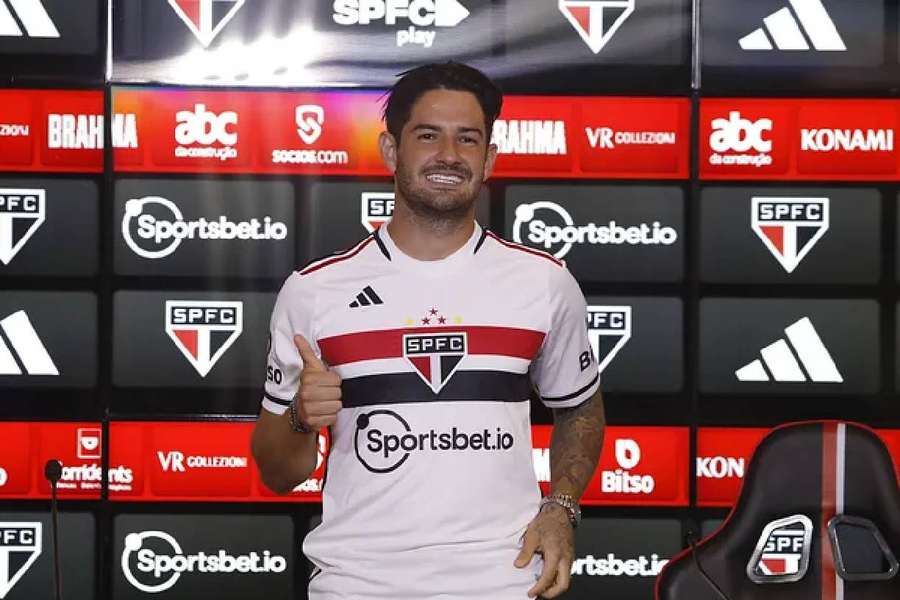 Pato já treina com o elenco depois de se recuperar de cirurgia no joelho