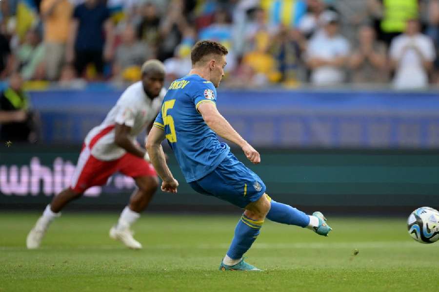 Viktor Tsygankov tucks away a penalty