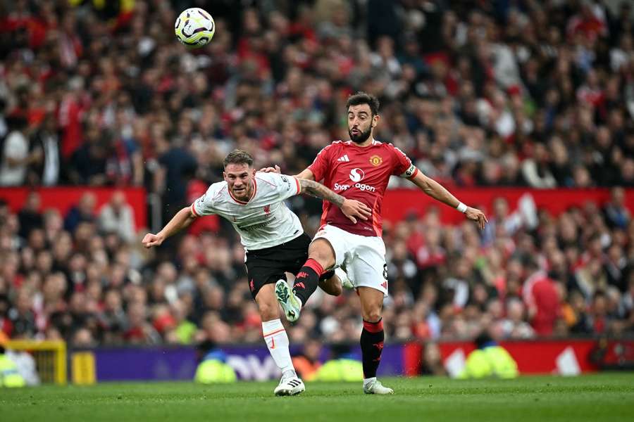 Liverpool's Alexis Mac Allister fights for the ball with Man Utd's Bruno Fernandes 