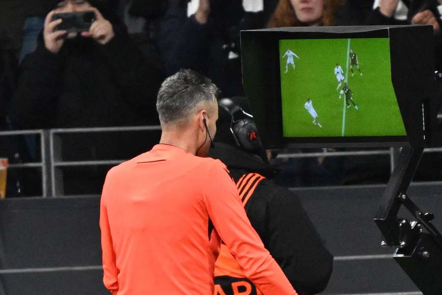 Norvegia poate deveni a doua țară din Europa care renunță la sistemul de arbitri asistenți video