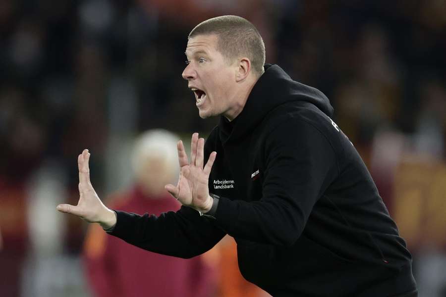 Mike Tullberg instructs his team against FC Nirdsjaelland