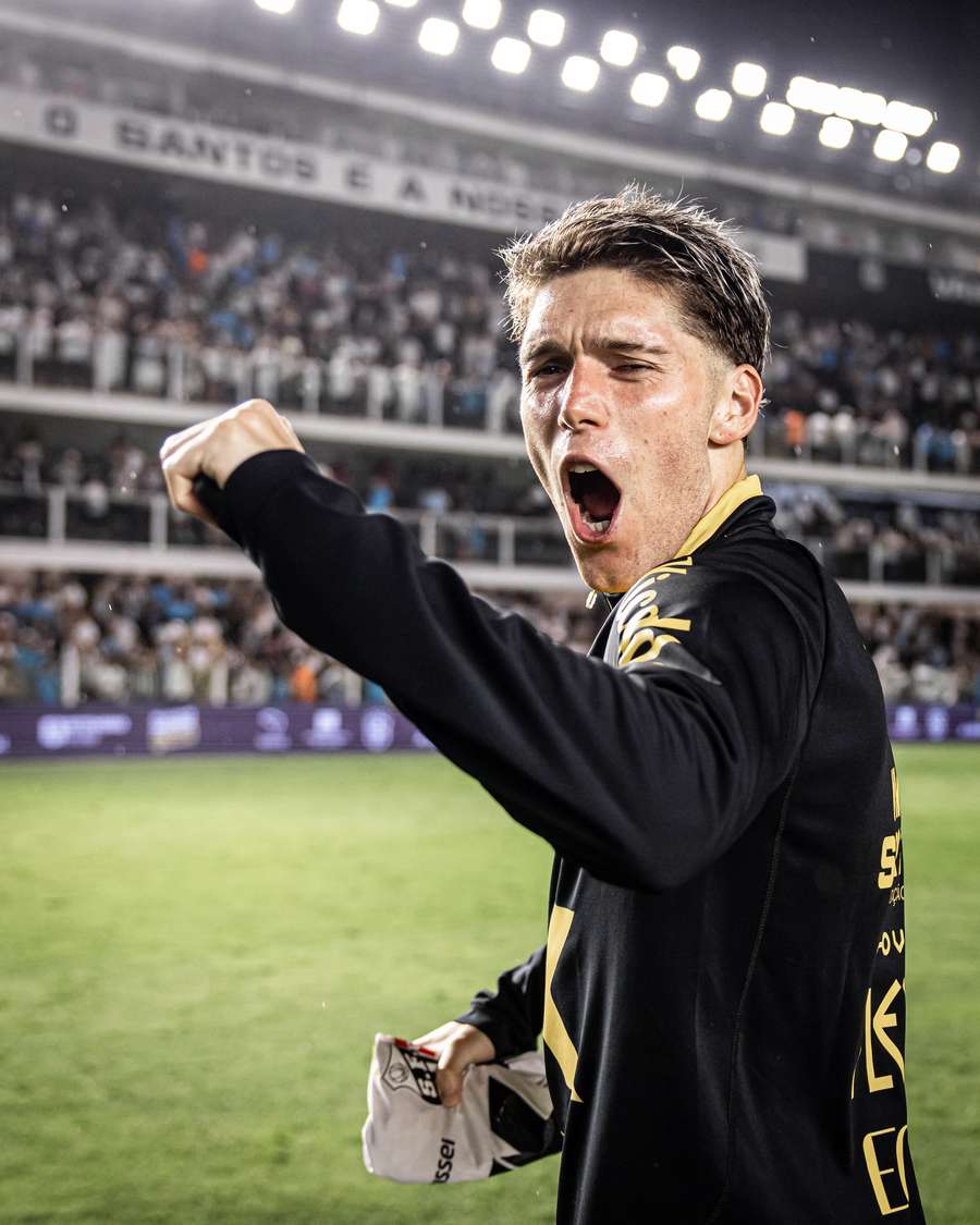 Rollheiser foi um dos destaques do Santos no clássico