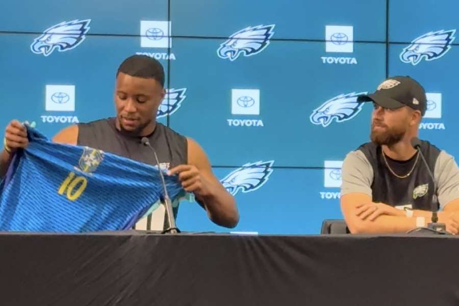 Saquon Barkley exibe camisa da Seleção que ganhou da CBF