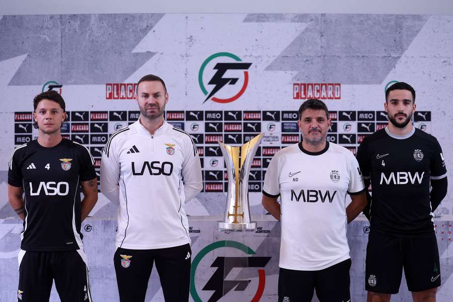 Os capitães e treinadores de Benfica e Sporting com a Supertaça