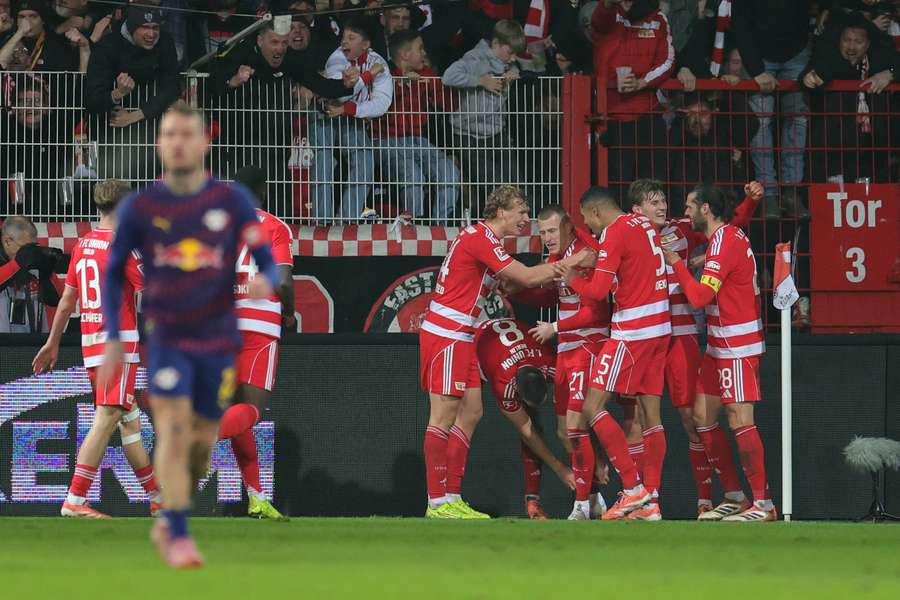 Hráči Unionu Berlín slaví gól v zápase s Lipskem.