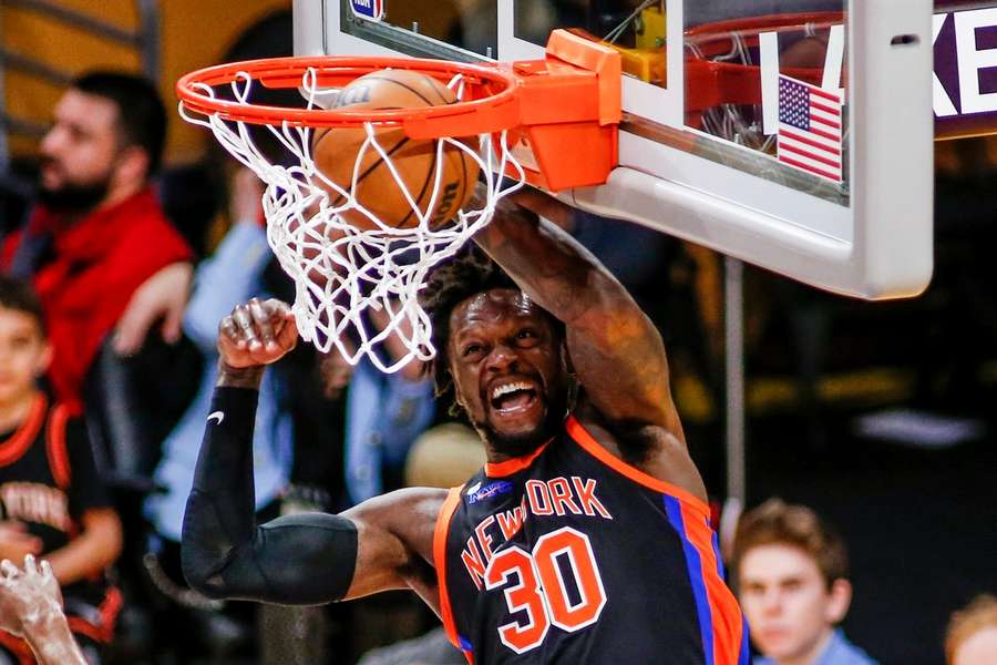 Julius Randle dunkt in de wedstrijd tegen de Knicks