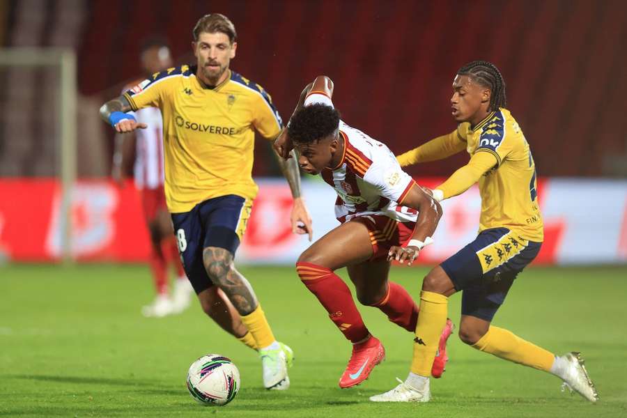 John Mercado tenta escapar à marcação de dois adversários