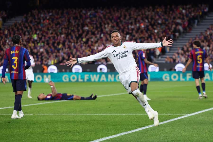 Mbappé celebra el 1-2 del Madrid en el Camp Nou Mbappé celebra el 1-2 del Madrid en el Camp Nou