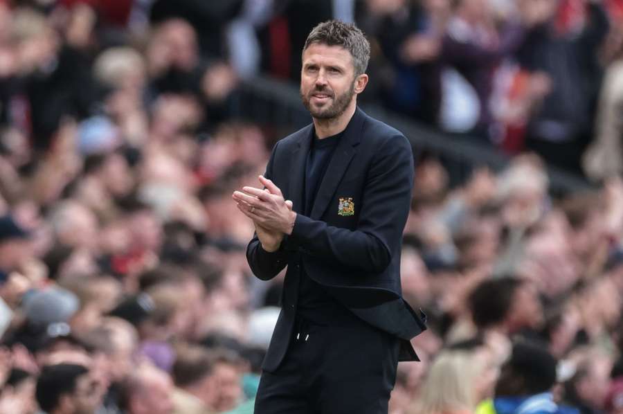 Michael Carrick celebrates during United's win