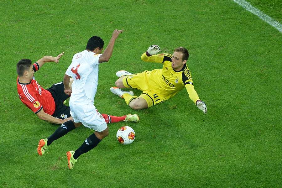 Oblak perante Bacca na final da Liga Europa de 2014 entre o Sevilha e o Benfica