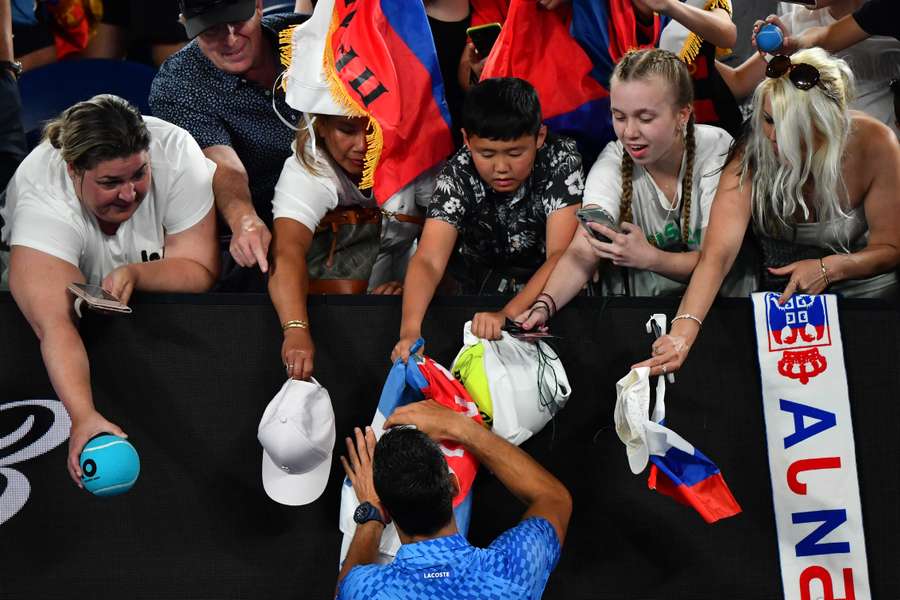 Novak Djokovic skriver autografer efter sejren over Roberto Carballes Baena