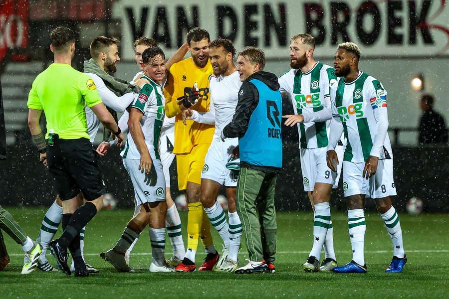 FC Groningen viert feest na de late goal in Helmond