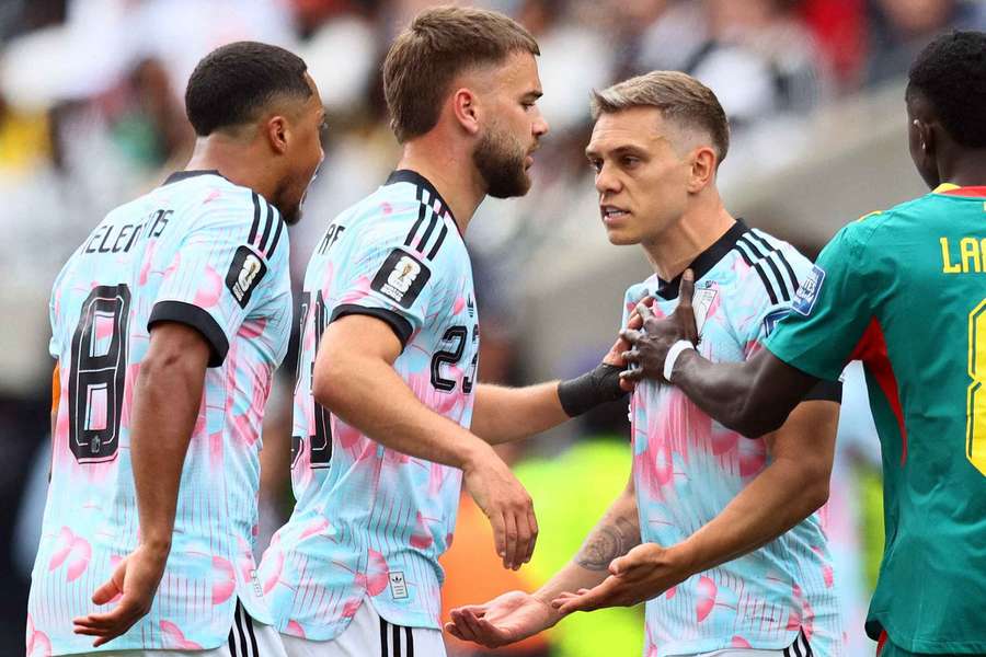 Tielemans e Trossard trocam empurrões e depois se ajudam para empatar Tielemans e Trossard trocam empurrões e depois se ajudam para empatar