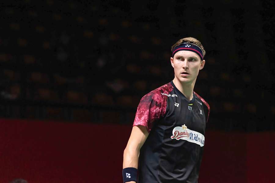 Viktor Axelsen udraderer japaner og er semifinaleklar ved sæsonfinale i Bangkok. Viktor Axelsen udraderer japaner og er semifinaleklar ved sæsonfinale i Bangkok.