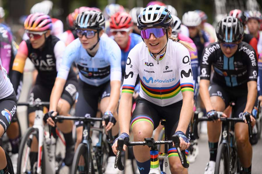 Annemiek van Vleuten in de regenboogtrui van de wereldkampioen op de weg