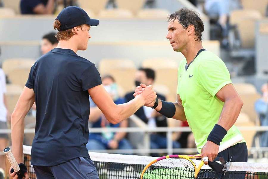 Rafael Nadal a Jannick Sinner na French Open 2021.