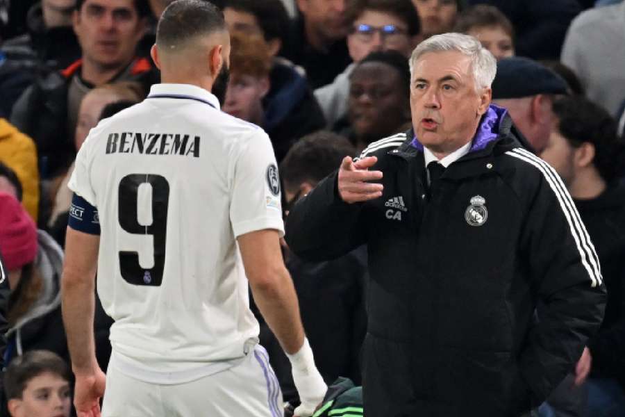 Ancelotti conversa com Benzema durante partida contra o Chelsea