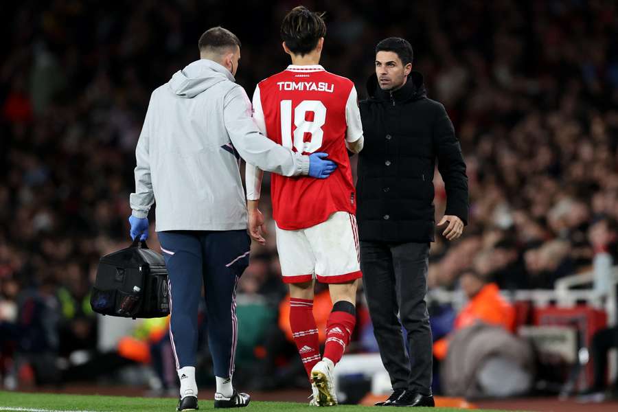 Mikel Arteta, managerul lui Arsenal, îl consolează pe Takehiro Tomiyasu în meciul de săptămâna trecută din Europa League