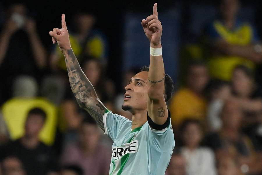 Antony tem criado uma idolatria com a torcida do Betis